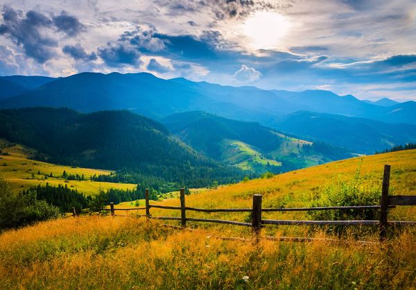 Die Hohe Tatra, ein Teilgebirge der Tatra, ist der höchste Teil der Karpaten und gehört zu zwei Dritteln zur Slowakei, zu einem Drittel zu Polen.