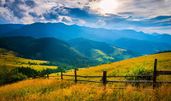 Die Hohe Tatra, ein Teilgebirge der Tatra, ist der höchste Teil der Karpaten und gehört zu zwei Dritteln zur Slowakei, zu einem Drittel zu Polen.